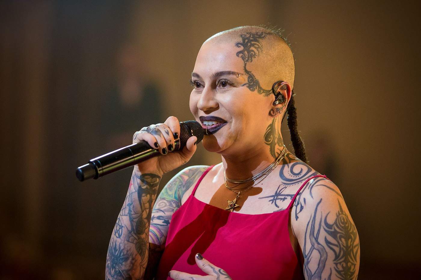 Наргиз успешно осваивает азы торговли вкусными узбекскими помидорами.