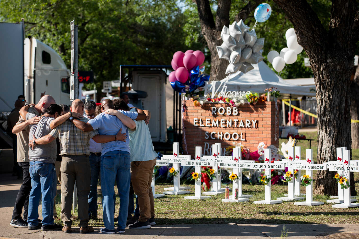 Uvalde Live Updates: Дни после резни, N.R.A. собирается в Техасе