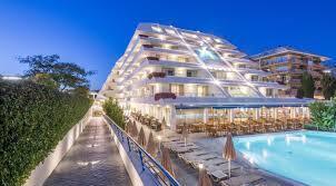 Украинских беженцев выселяют из испанских отелей 27.05.2022