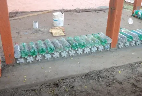 Пока все смеялись, мужик построил дом из пластиковых бутылок с использованием воды