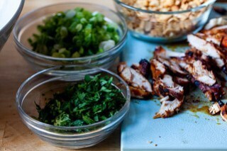 Кунжутный салат у бассейна