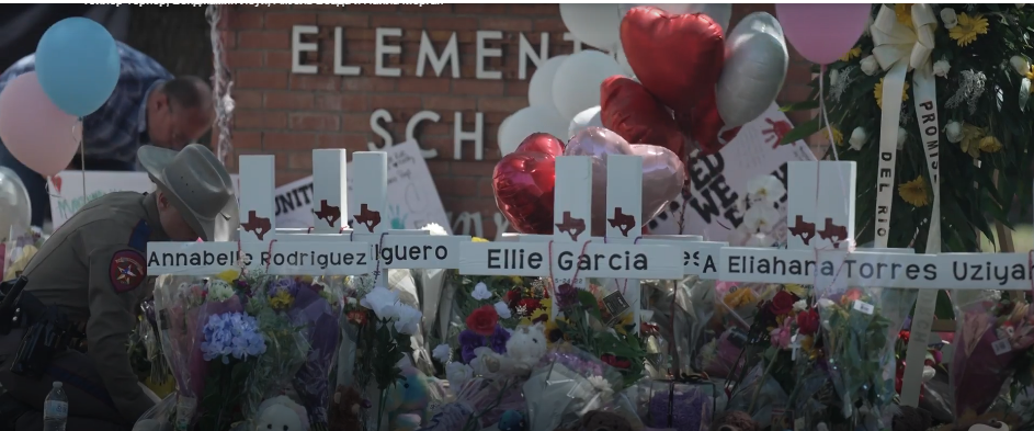 The New Hork Times информирует.Когда Увальде встречается с трауром, дебаты разворачиваются над решением командира