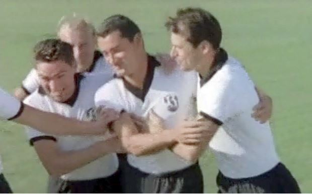 Тренер футбольной команды Ленинграда "Заря" Таманцев и тренер команды "Рифы" Бергер, встретились на очередном матче...(1968г) Фильм ?