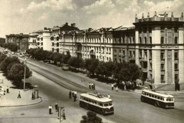 Несколько раз город Донецк менял своё название. Какое имя город носил с 1924 по 1961 год?