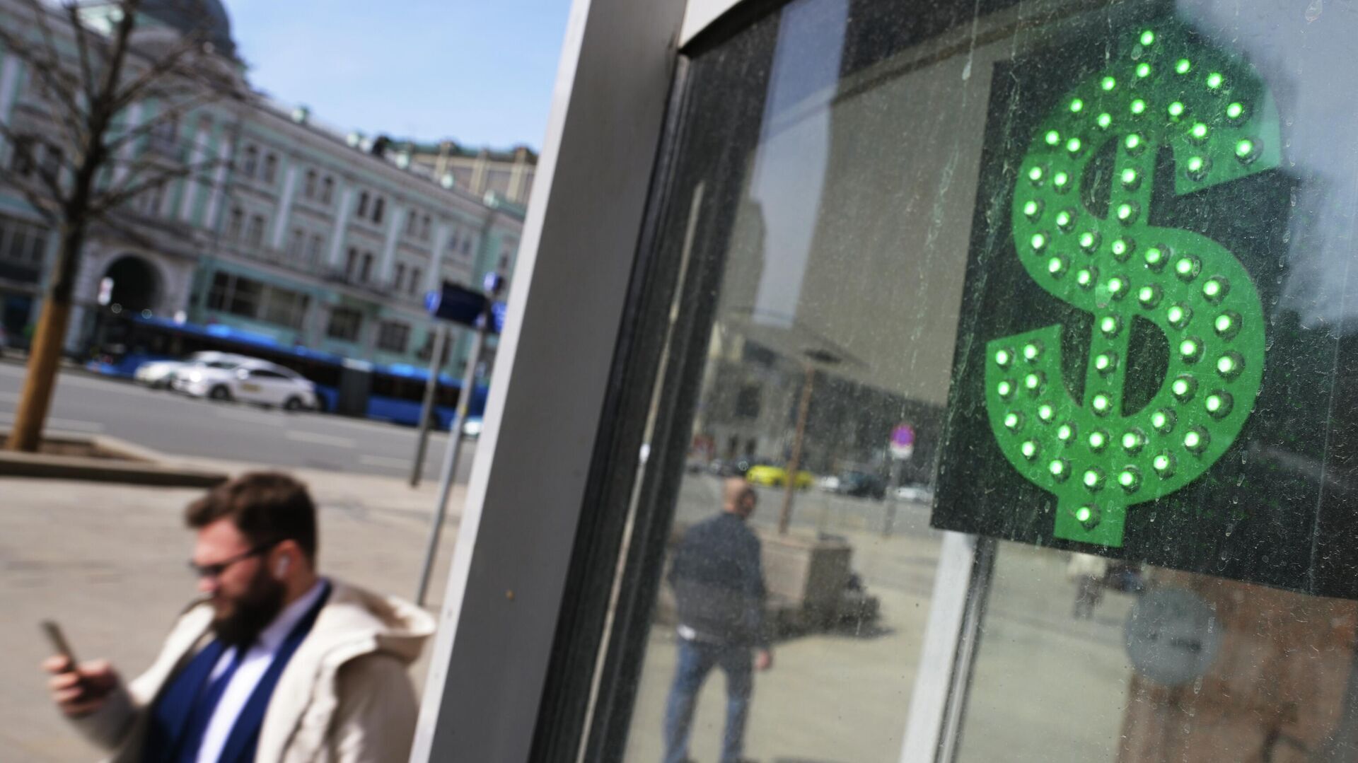 Курс доллара вырос до 66,47 рубля