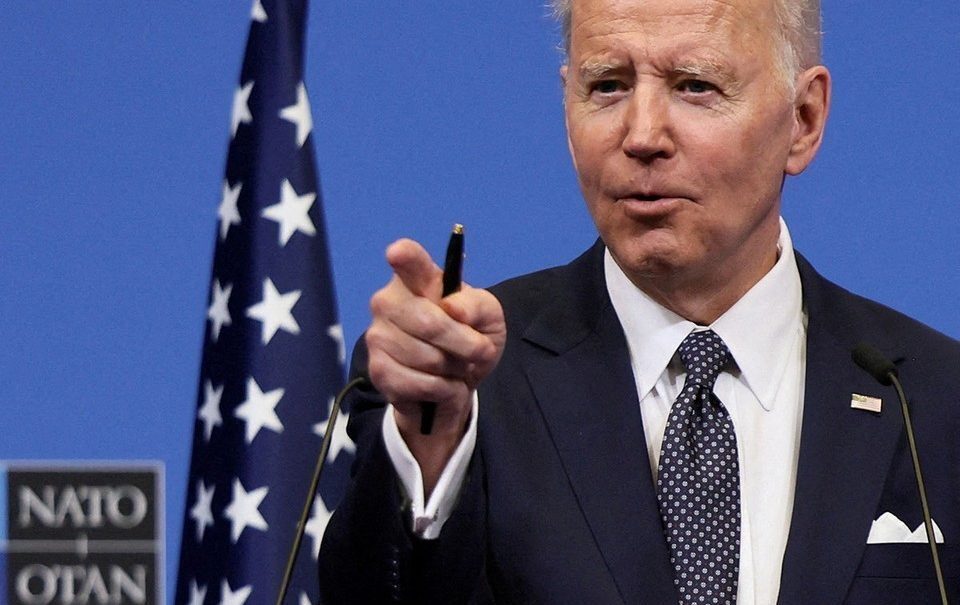 Байден показал палец в ответ на просьбы «сделать хоть что-нибудь».