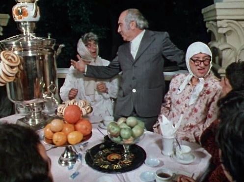 О приключениях артистов эстрады Владимирова и Тонкова, встретившихся во время гастролей со своими героями, популярными персонажами.(1979г) Фильм?