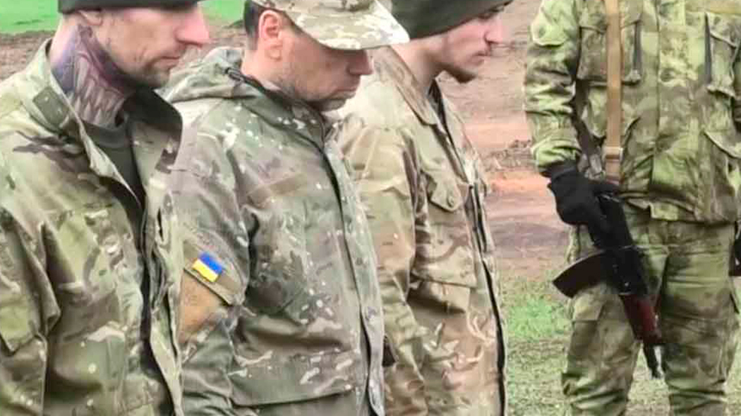 «По одному их укладывали на землю» Российские военные рассказали на видео, как брали в плен националистов с «Азовстали»