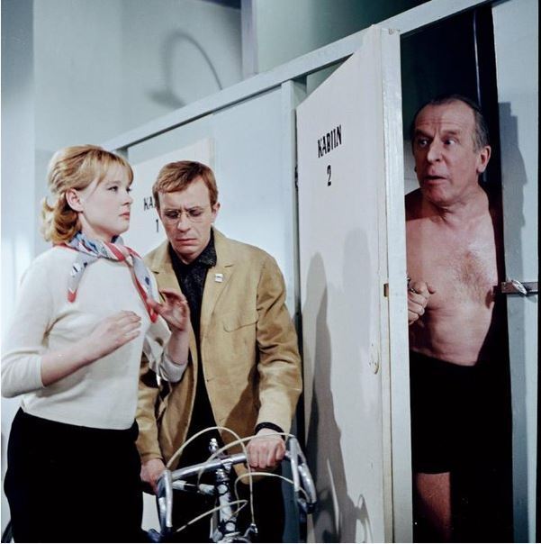 Молодая изобретательница, храбрый ветеринар и его друг-спортсмен участвуют в велогонках... Комедия 1964г. Название?