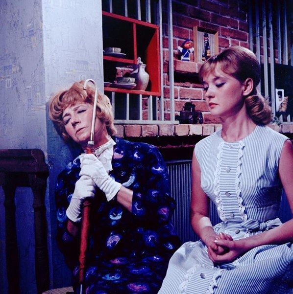 Молодая изобретательница, храбрый ветеринар и его друг-спортсмен участвуют в велогонках... Комедия 1964г. Название?