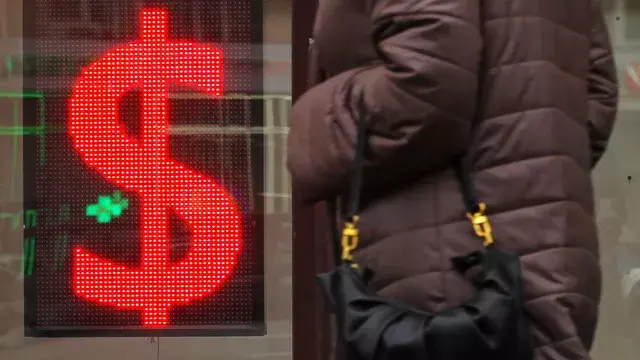 Центробанк пока не будет отменять ограничения на покупку наличной валюты