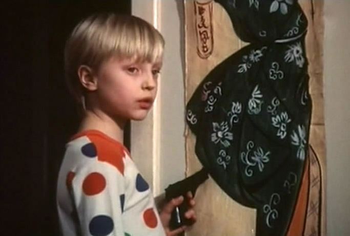 Злодеи похищают сына. Мать, к которой случайно попадает пистолет с патронами, берется за дело сама, не надеясь на милицию. 1991г Фильм?