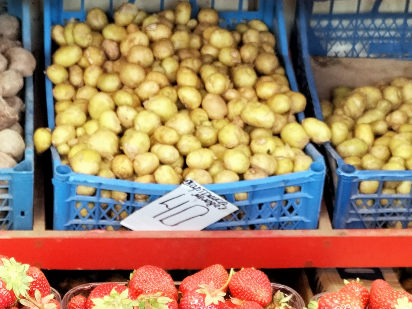 Неожиданный сюрприз. Значительное снижение цен в Крыму на овощи и клубнику. В чем причина снижения цен? Фото и цены с рынка