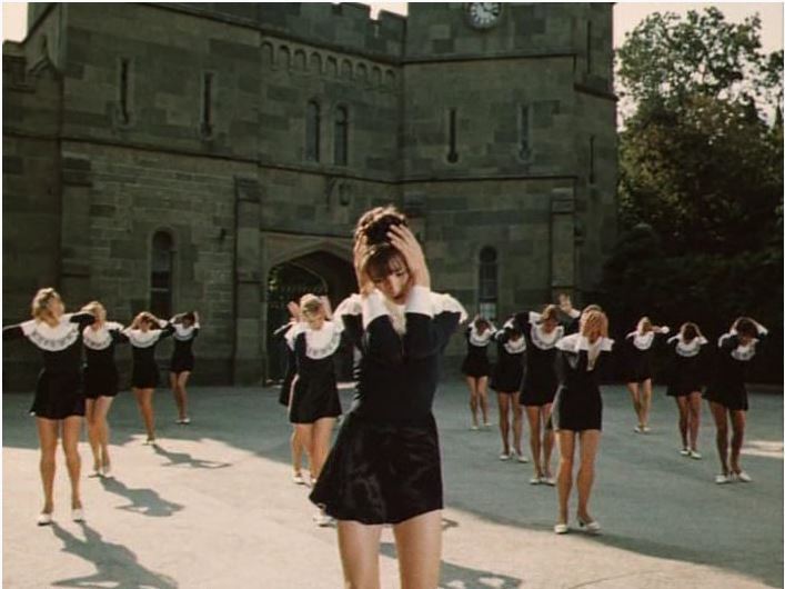 Пансион для благородных девиц, в котором преподает пение священник Селестен, который мечтает стать известным композитором... Фильм 1967г ?