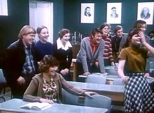 Невеста, обходит молодого историка на конкурсе в аспирантуру педагогического института. Поссорившись с ней, он бросает науку и идет работать... Фильм?