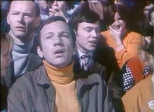 Невеста, обходит молодого историка на конкурсе в аспирантуру педагогического института. Поссорившись с ней, он бросает науку и идет работать... Фильм?