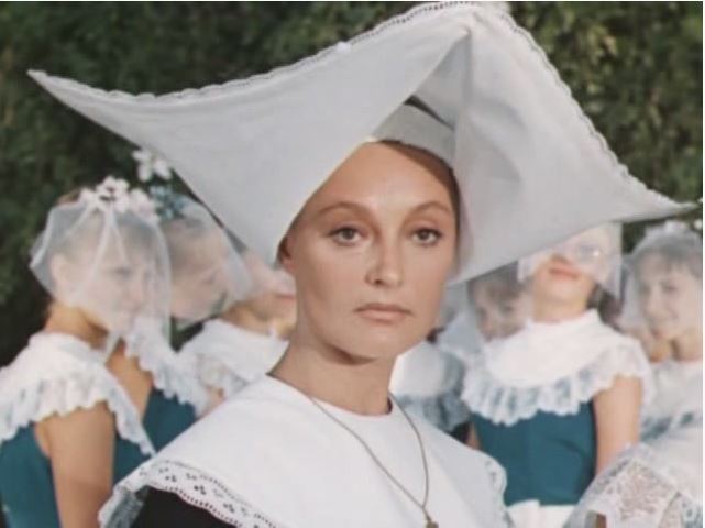 Пансион для благородных девиц, в котором преподает пение священник Селестен, который мечтает стать известным композитором... Фильм 1967г ?