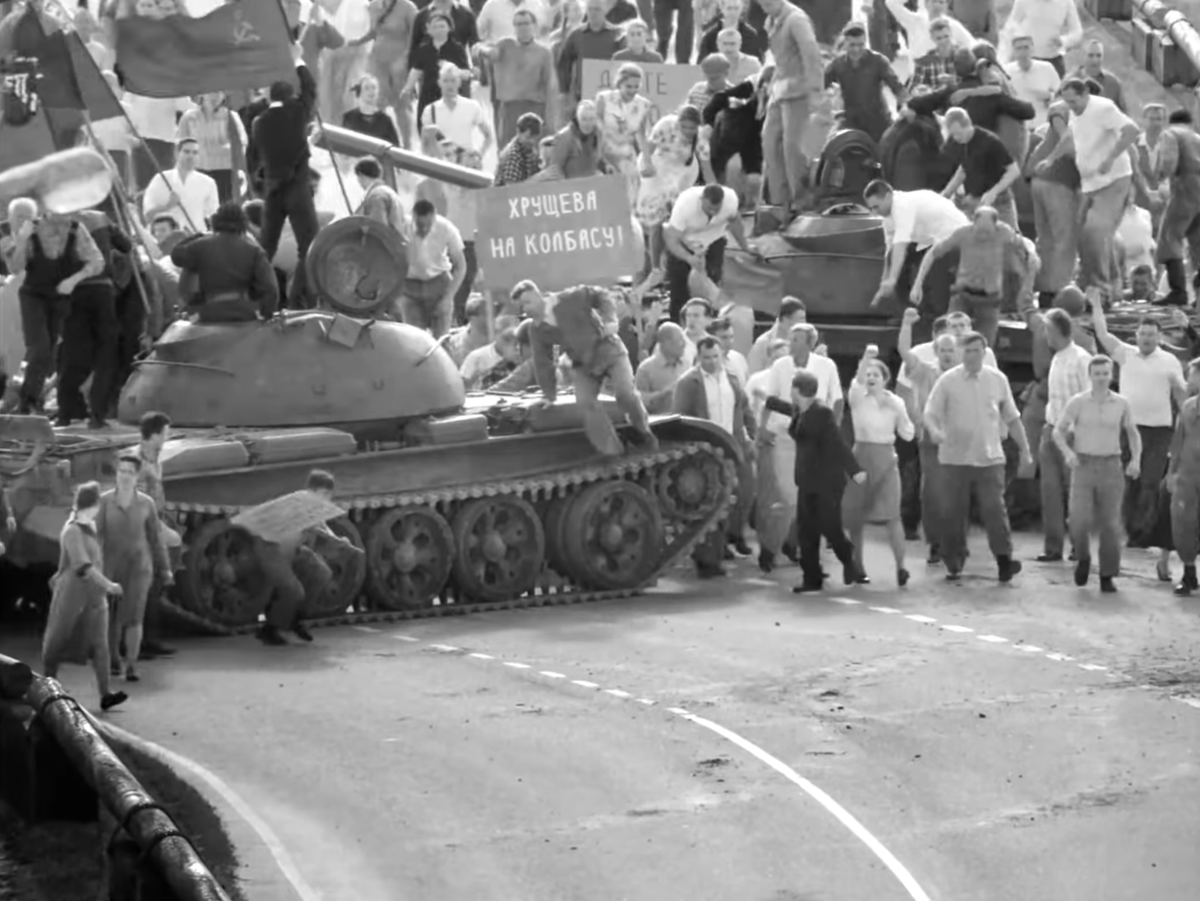 Г. Новочеркасск Ростовской области: тысячи людей на улицах, введены войска, на улицах города танки, сотни погибших, раненых, аресты ... Что произошло?