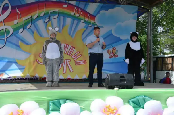 🎉На центральной площади в Черниговке для девчонок и мальчишек провели замечательный праздник. 👏Юных земляков поздравил глава Черниговского района