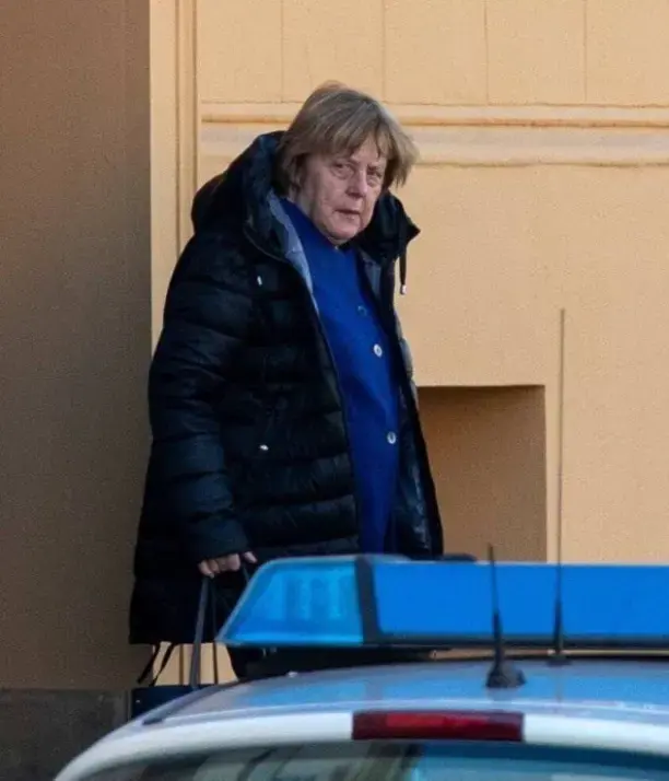 Фрау Меркель. Интересно, хватает ли ей пенсии на еду и оплату ЖКХ?