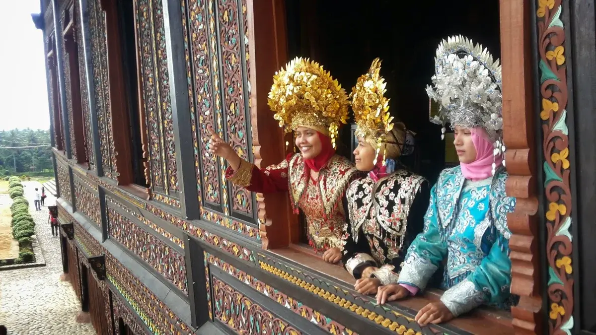 Современный матриархат: от мужа все деньги и внимание, за уклонение – развод из уст тёщи. Есть и такое ещё на планете