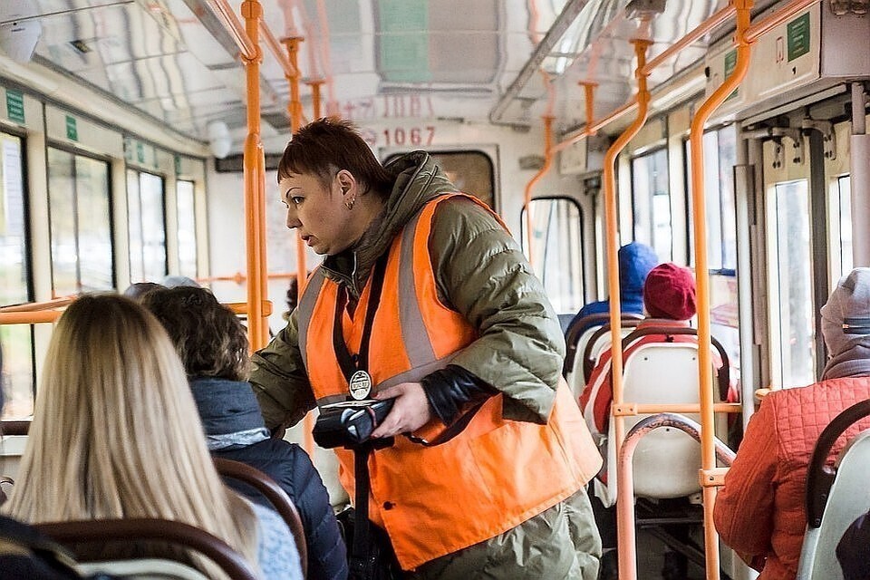В Екатеринбурге кондуктор накинулась на подростка и попыталась вытолкнуть его из автобуса