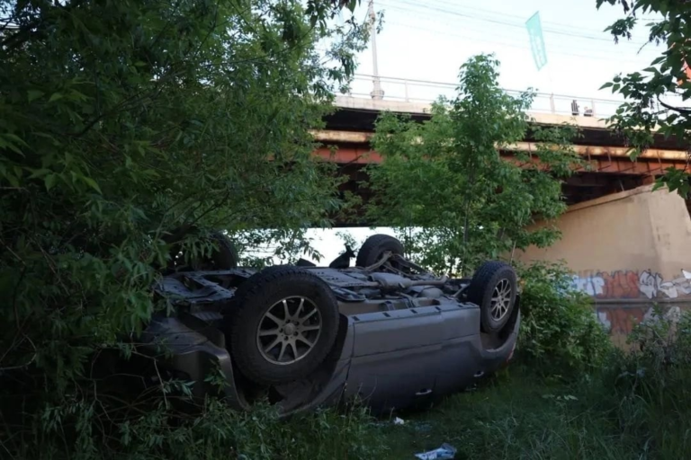 В Челябинске кроссовер упал с моста 9 часов назад ЧП и ДТП Челябинска ДТП произошло в Челябинске на Свердловском проспекте.