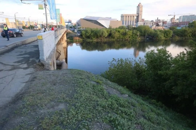 В Челябинске кроссовер упал с моста 9 часов назад ЧП и ДТП Челябинска ДТП произошло в Челябинске на Свердловском проспекте.
