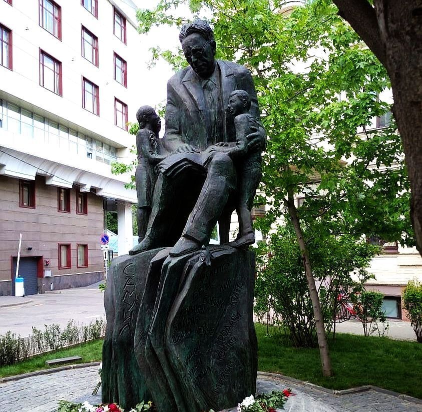 «Карлики и людоед»: россиян испугал новый памятник поэту Самуилу Маршаку. А вам страшно?