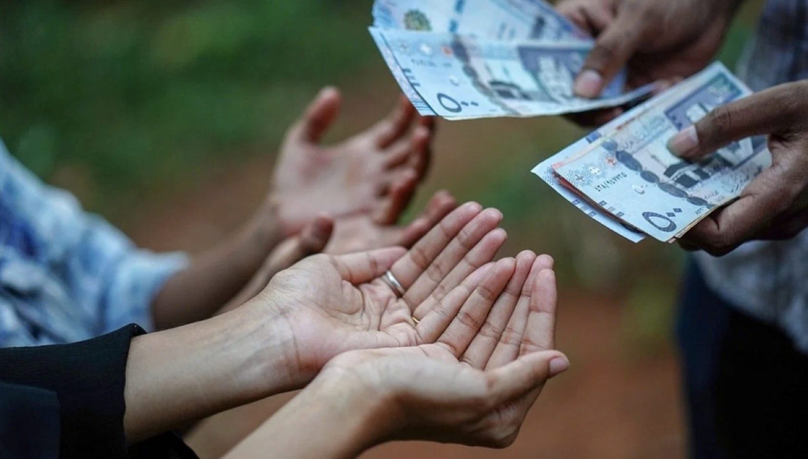 9 бесполезных привычек, которые «съедают» всю зарплату