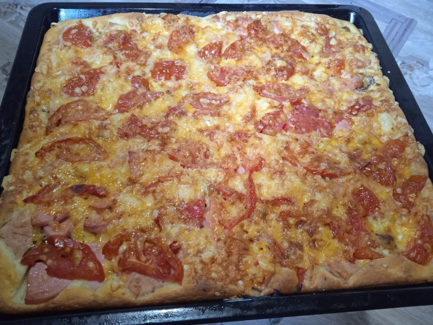 Спекла пиццу на дрожжевом тесте! Получилась не пицца, а открытый пирог. Думаю, что это вкусно!