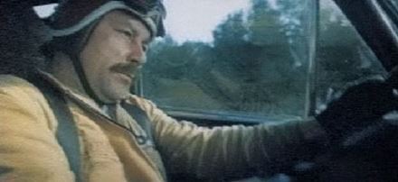 На соревнованиях гоночных автомобилей никому не известный автолюбитель опередил именитых спортсменов на собранной им самим автомобиле!