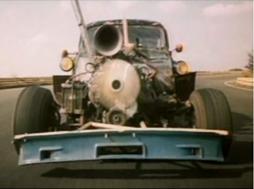 На соревнованиях гоночных автомобилей никому не известный автолюбитель опередил именитых спортсменов на собранной им самим автомобиле!