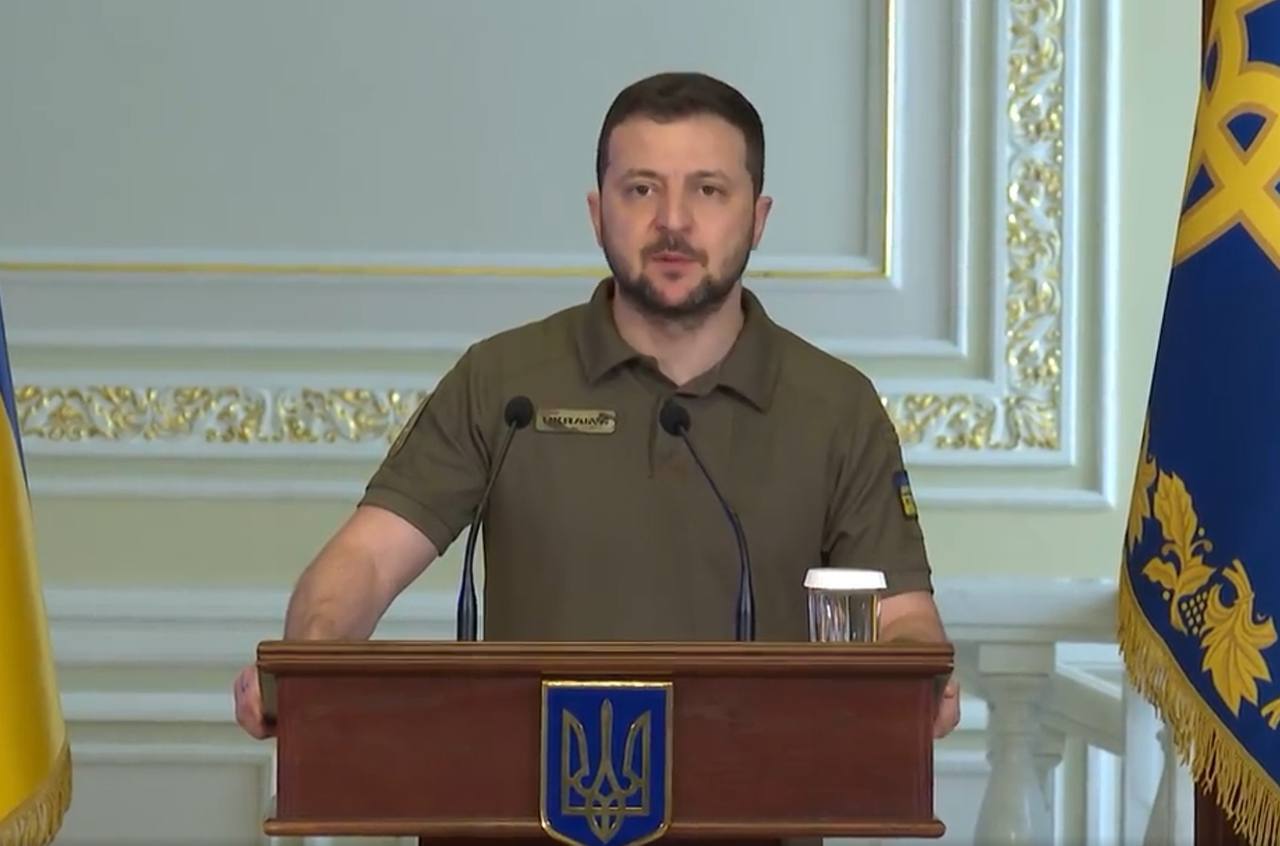 СМИ: Зеленский заявил, что Украину не позвали на переговоры по экспорту зерна Черным морем.