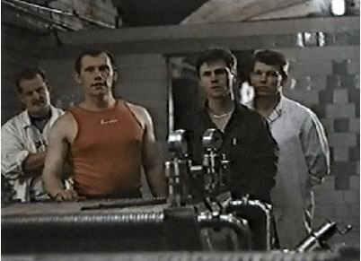 В центре психологической драмы - история братьев-близнецов: военного атташе и работника уголовного розыска.