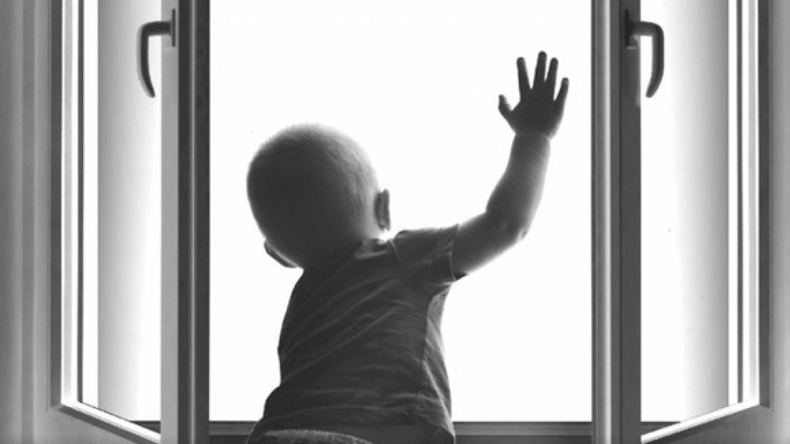 Иркутск. Дальше некуда. Ребёнок маленький выпал из окна.