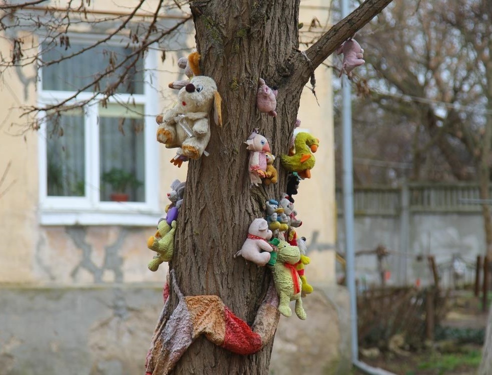 Игрушки прибитые к деревьям, пням, стенам домов на улице