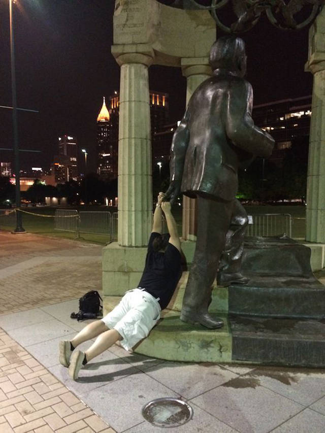 Смешные фото с памятниками, скульптурами