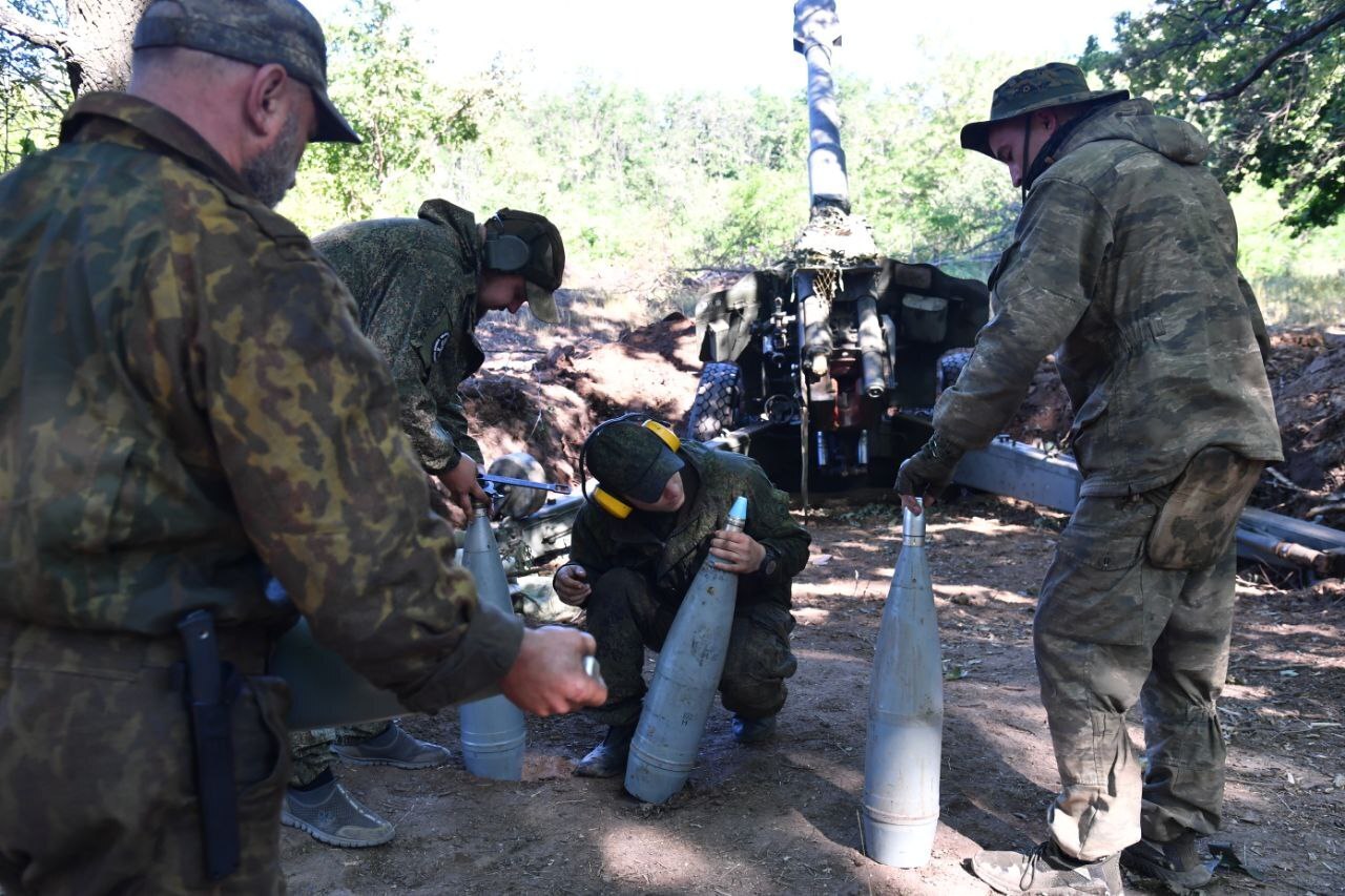 Привет из Попасного от артиллерийского расчета из гаубицы Д-20 152 мм.