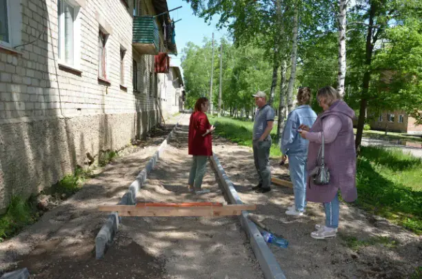 🎡В Реттиховке установят детскую площадку и сделают аллею 👥Ход выполнения работ проверили общественные наблюдатели. ✅Работы выполняются 