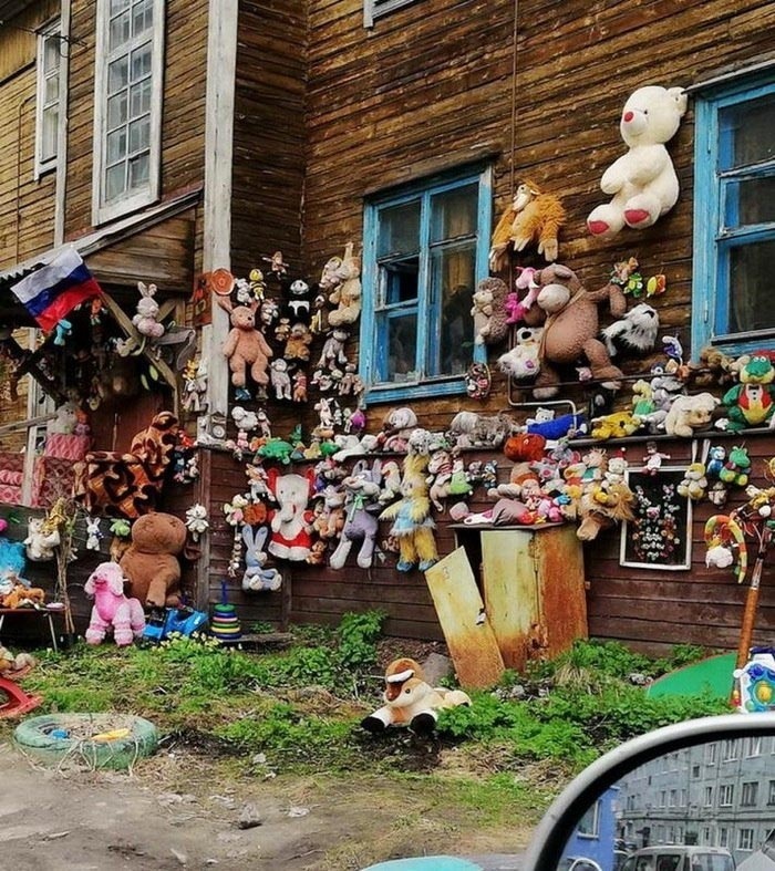 Игрушки прибитые к деревьям, пням, стенам домов на улице