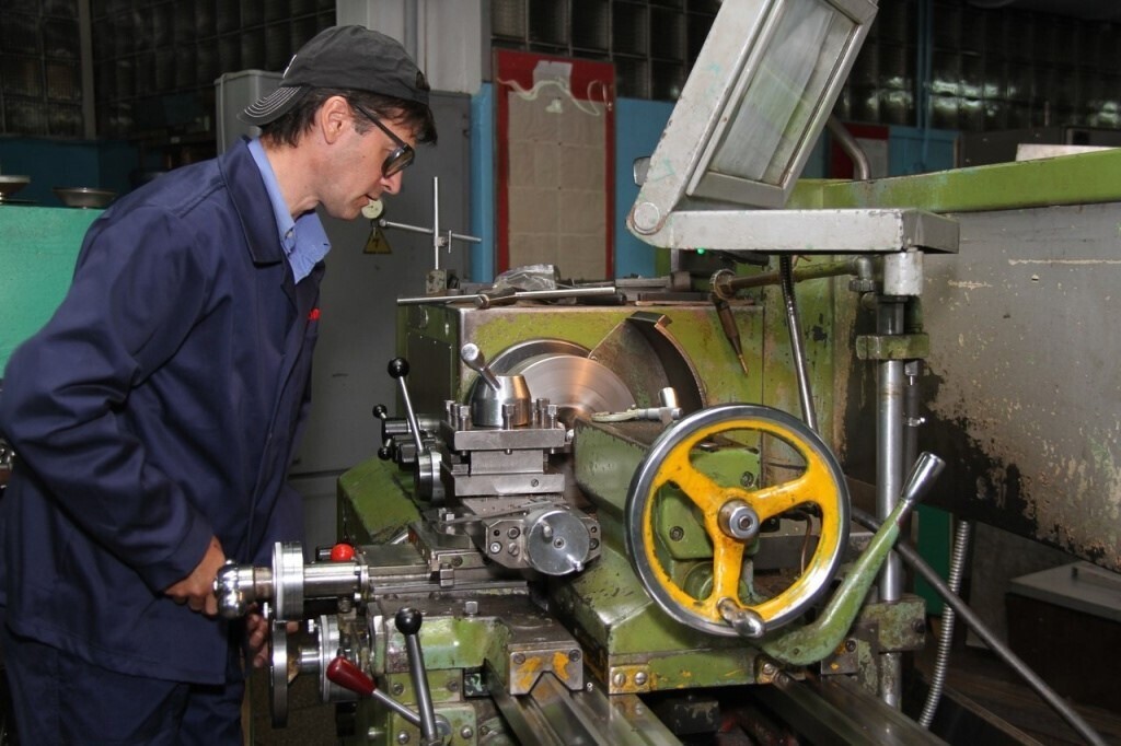 Где же у нас рабочие профессии? Где токари и фрезеровщики?