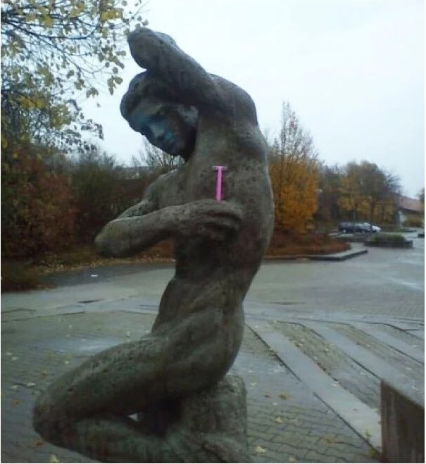 Смешные фото с памятниками, скульптурами