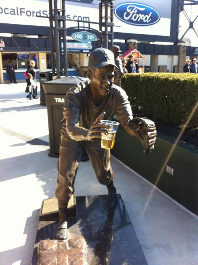 Смешные фото с памятниками, скульптурами