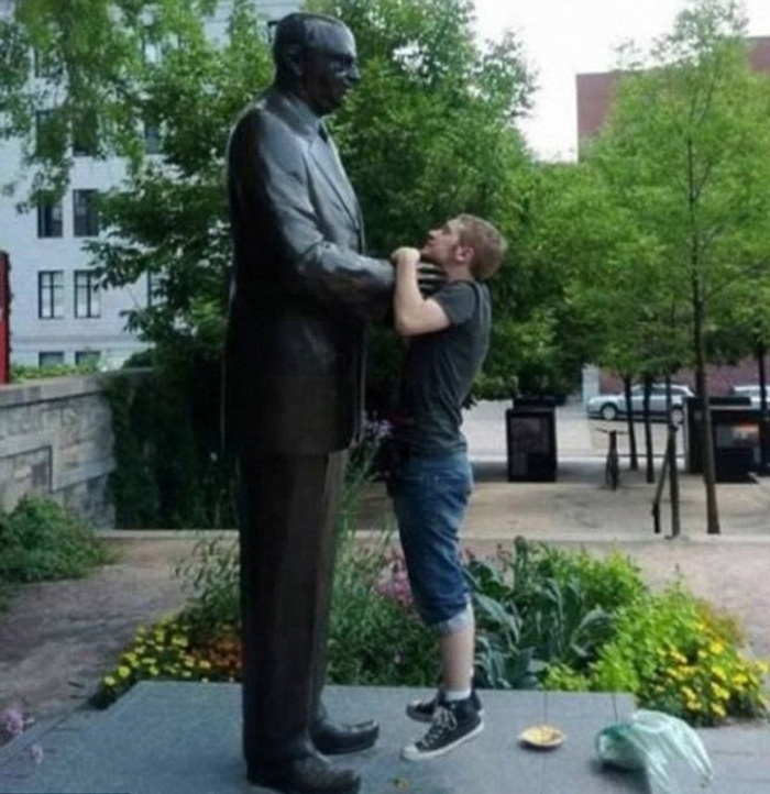 Смешные фото с памятниками, скульптурами