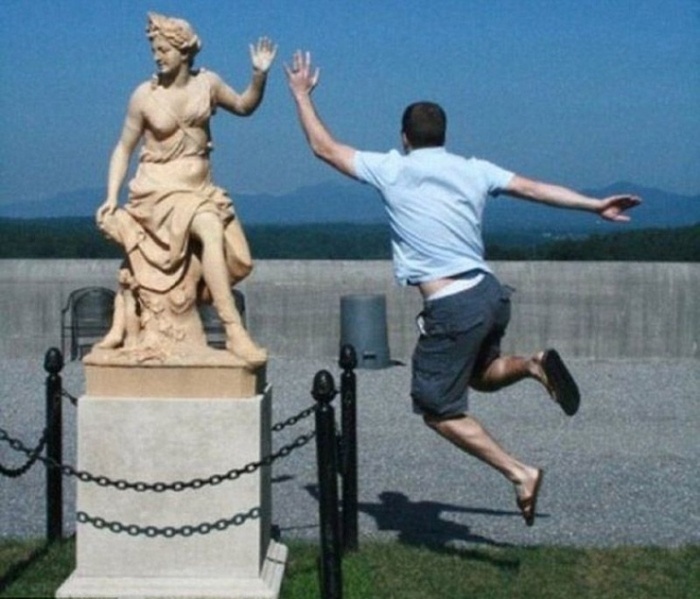 Смешные фото с памятниками, скульптурами