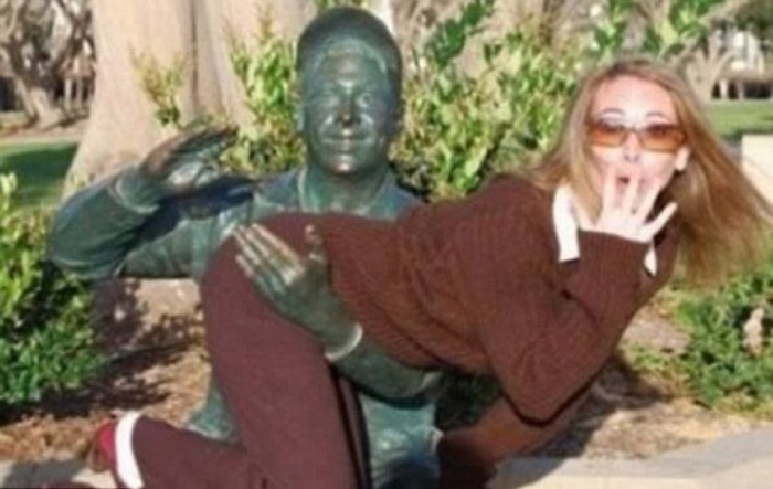 Смешные фото с памятниками, скульптурами