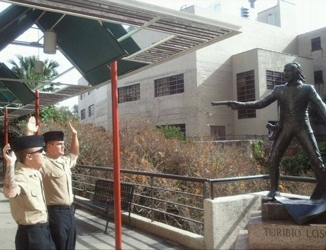 Смешные фото с памятниками, скульптурами