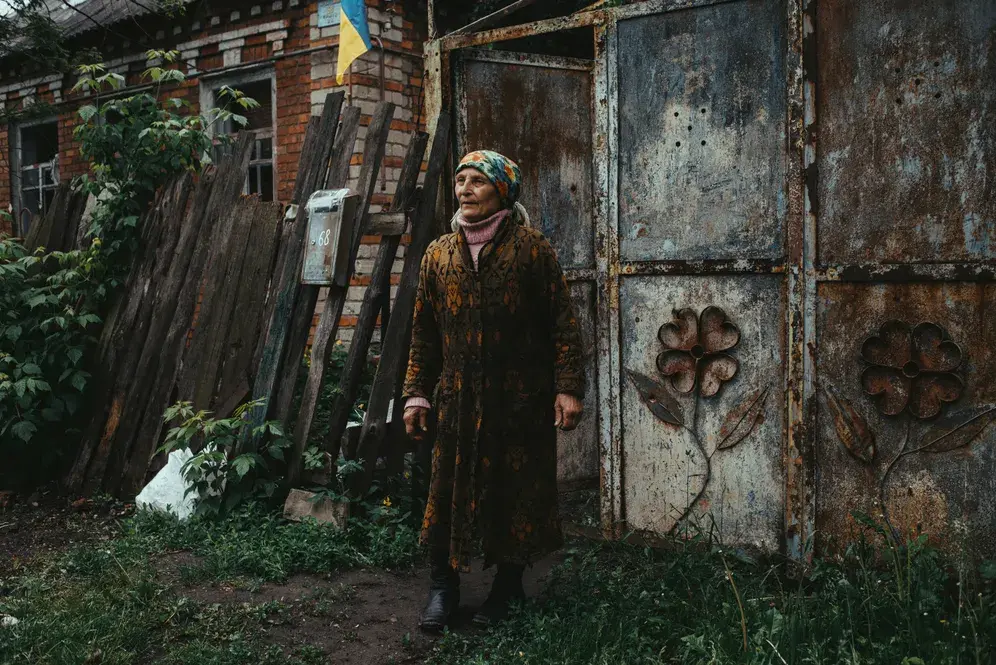 Бабушка с флагом , как украинка, невольно стала иконой русской военной пропаганды (как видит запад эту ситуацию)