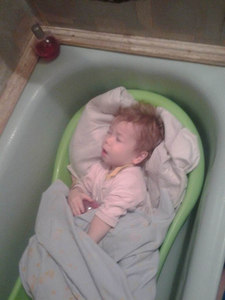 Вот так укладываются спать дети в Горловке😢